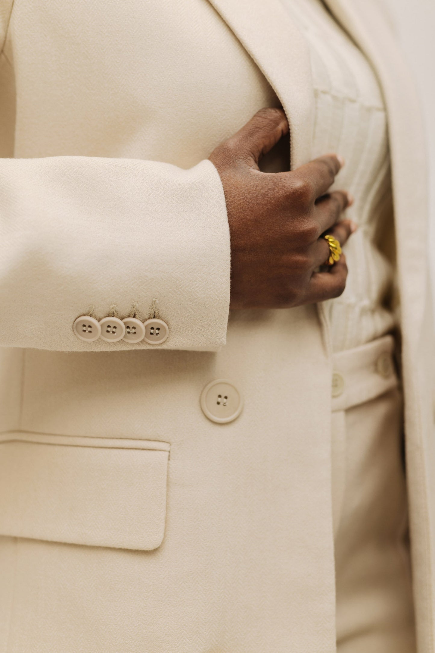 Nahaufnahme der offenen Vorderseite des LOTTA LUDWIGSON Blazer in Creme - Eleganz in Slow Fashion