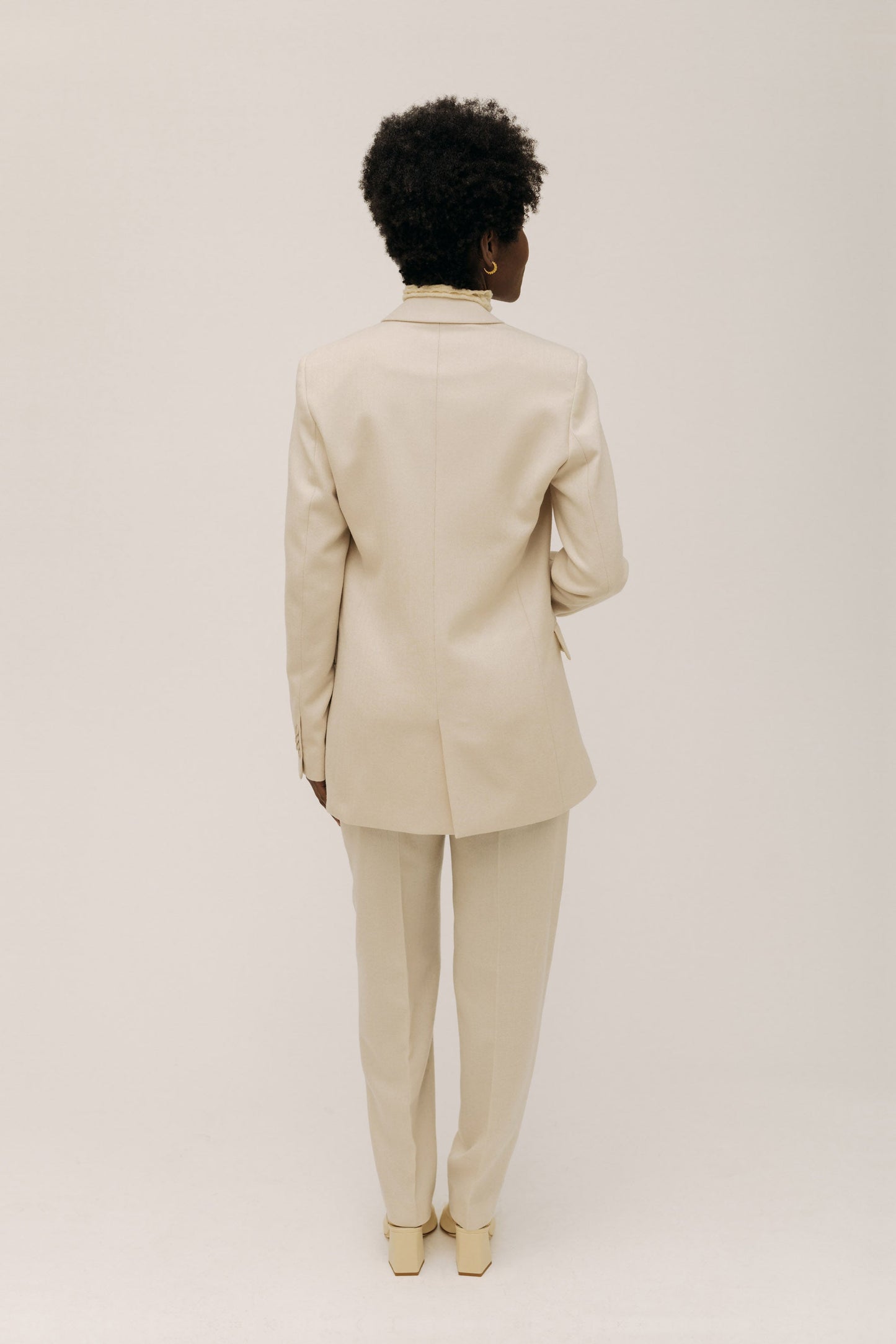 Rückansicht des LOTTA LUDWIGSON Blazer in Creme - Nachhaltige Mode, die Stil spricht
