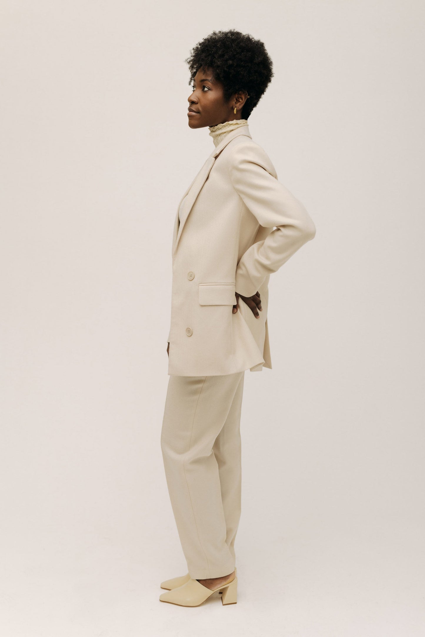 Seitenansicht des eleganten Blazer von LOTTA LUDWIGSON in Creme - Fair Fashion mit Komfort