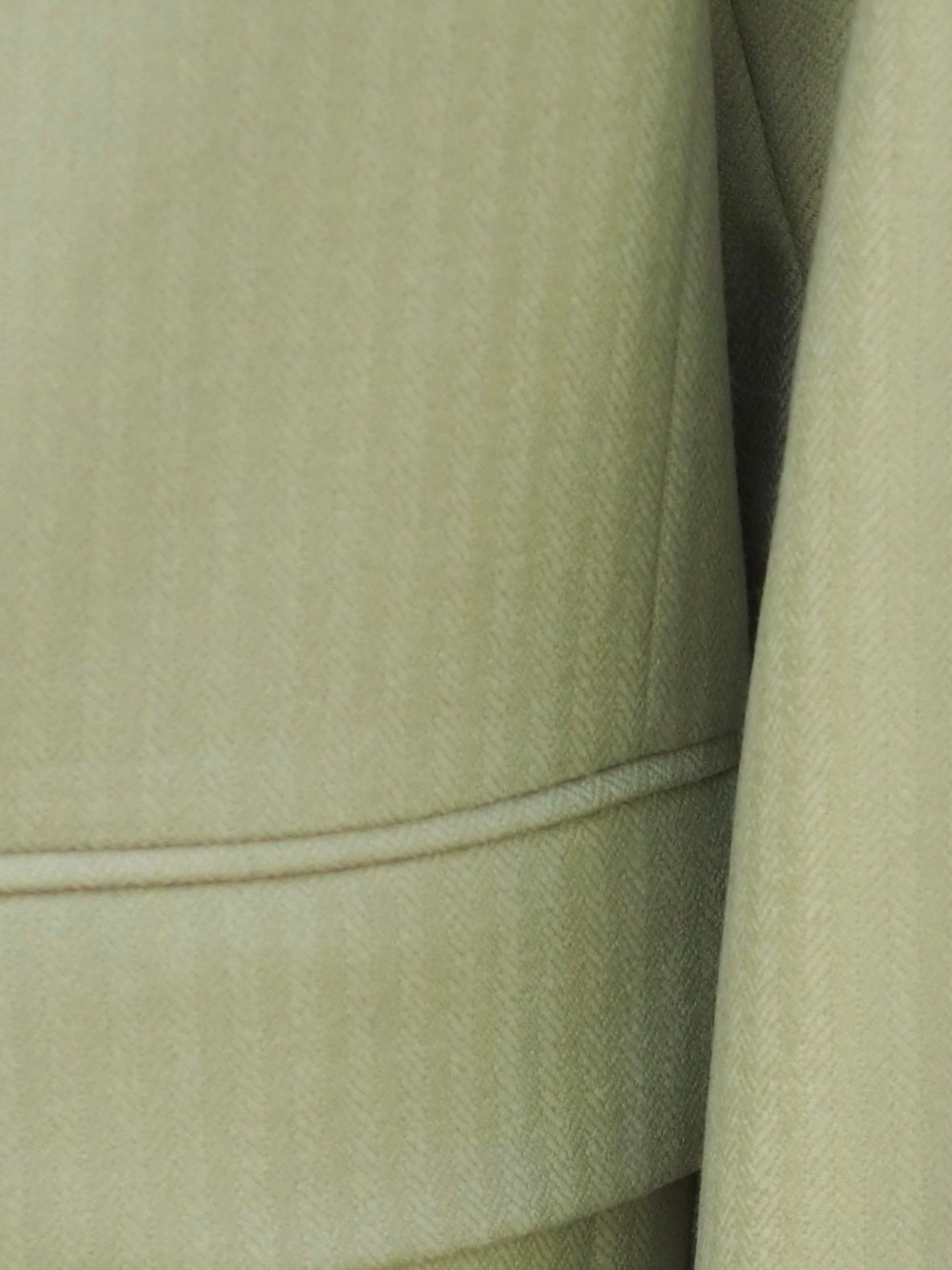 Nahaufnahme der offenen Vorderseite des LOTTA LUDWIGSON Blazer in Sage Green - Eleganz in Slow Fashion