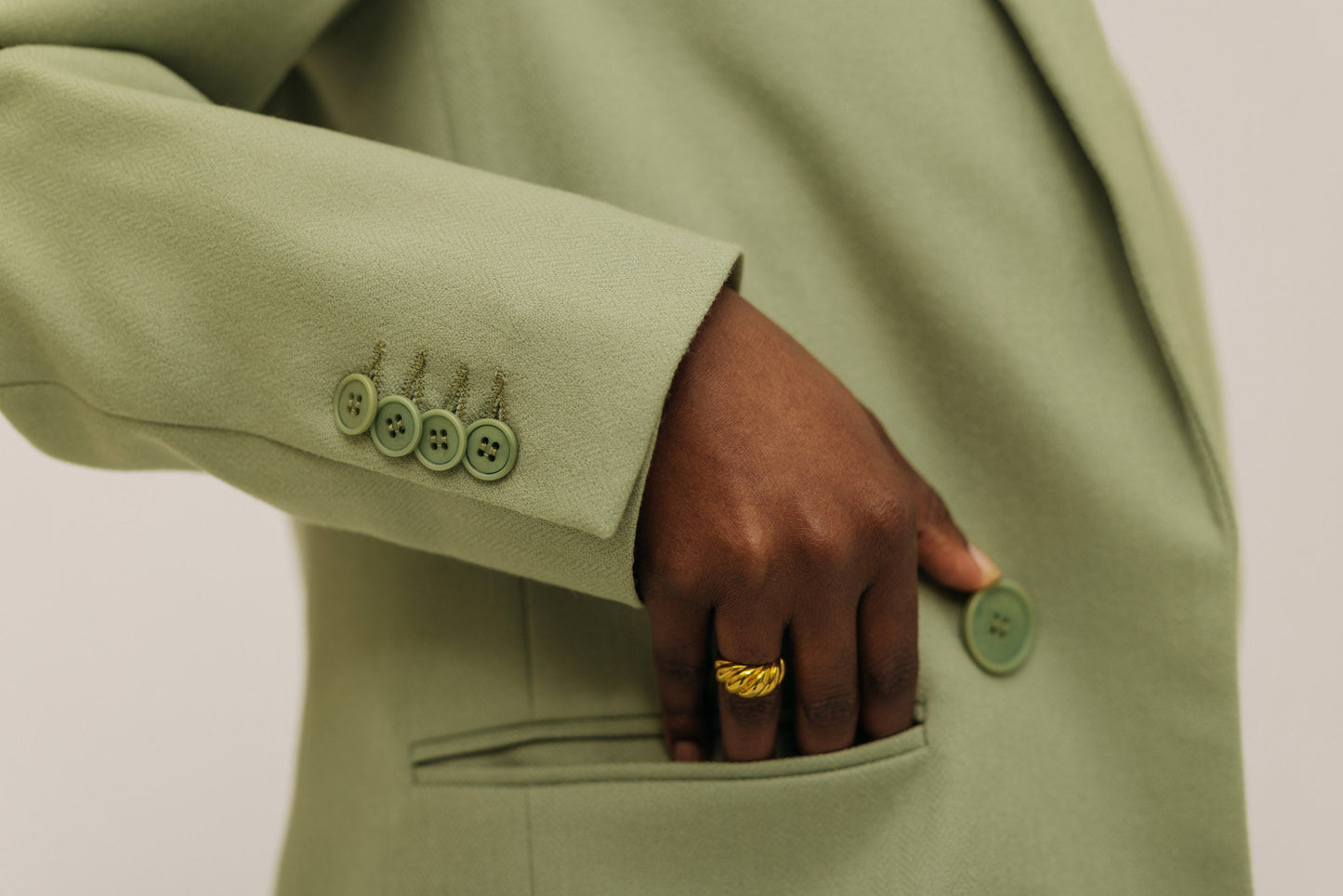 Nahaufnahme der offenen Vorderseite des LOTTA LUDWIGSON Blazer in Sage Green - Eleganz in Slow Fashion