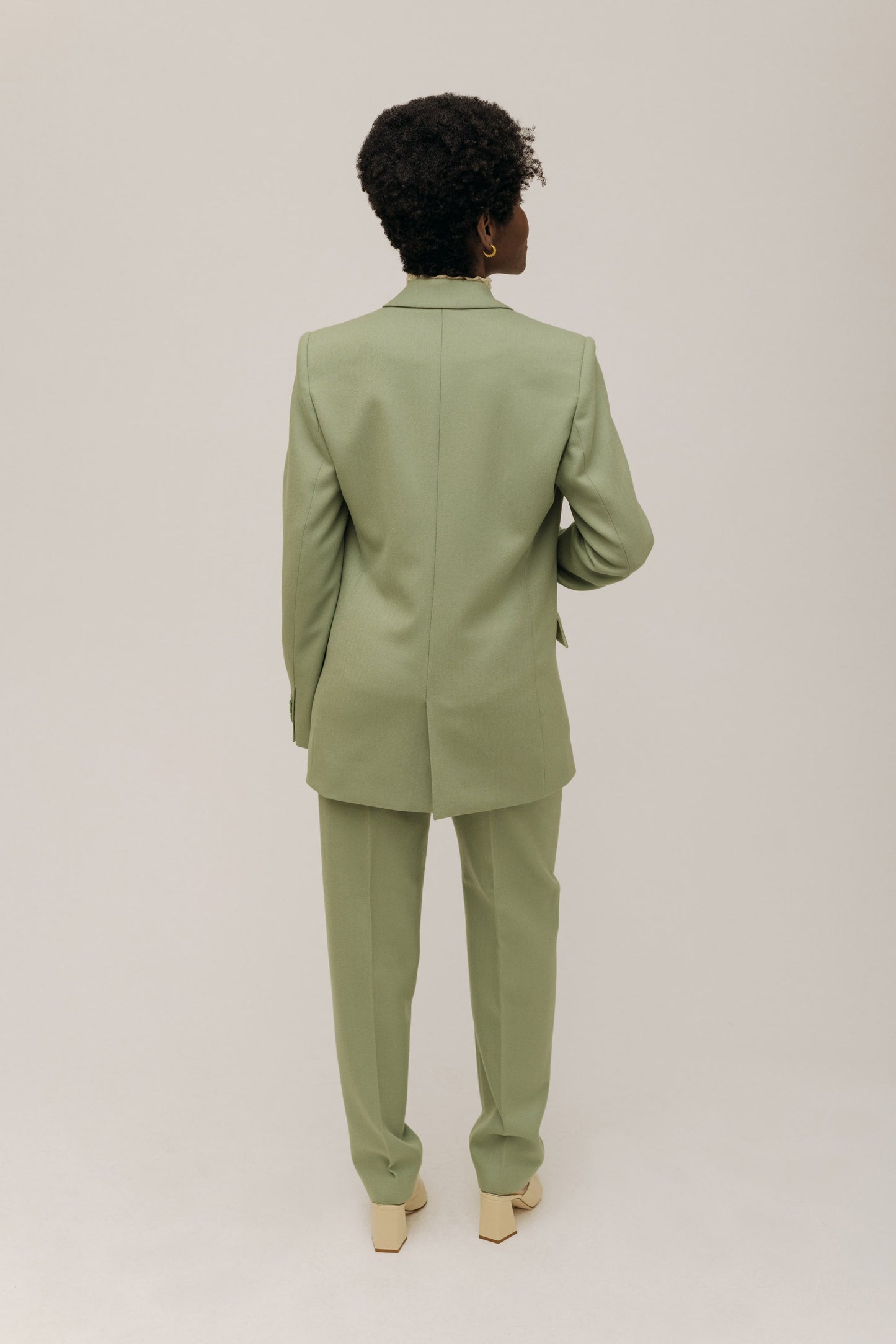 Rückansicht des LOTTA LUDWIGSON Blazer in Sage Green - Nachhaltige Mode, die Stil spricht