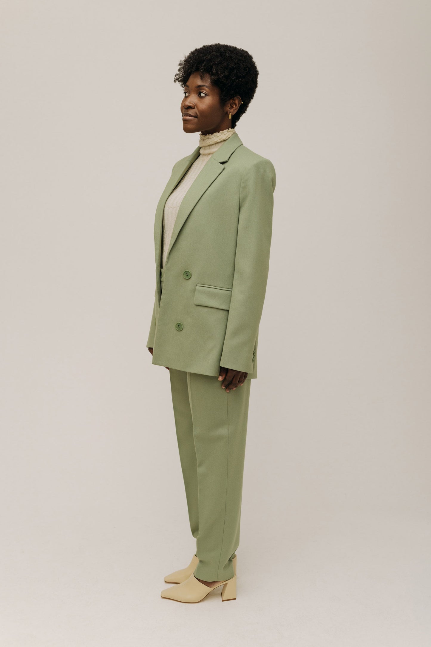 Seitenansicht des eleganten Blazer von LOTTA LUDWIGSON in Sage Green - Fair Fashion mit Komfort