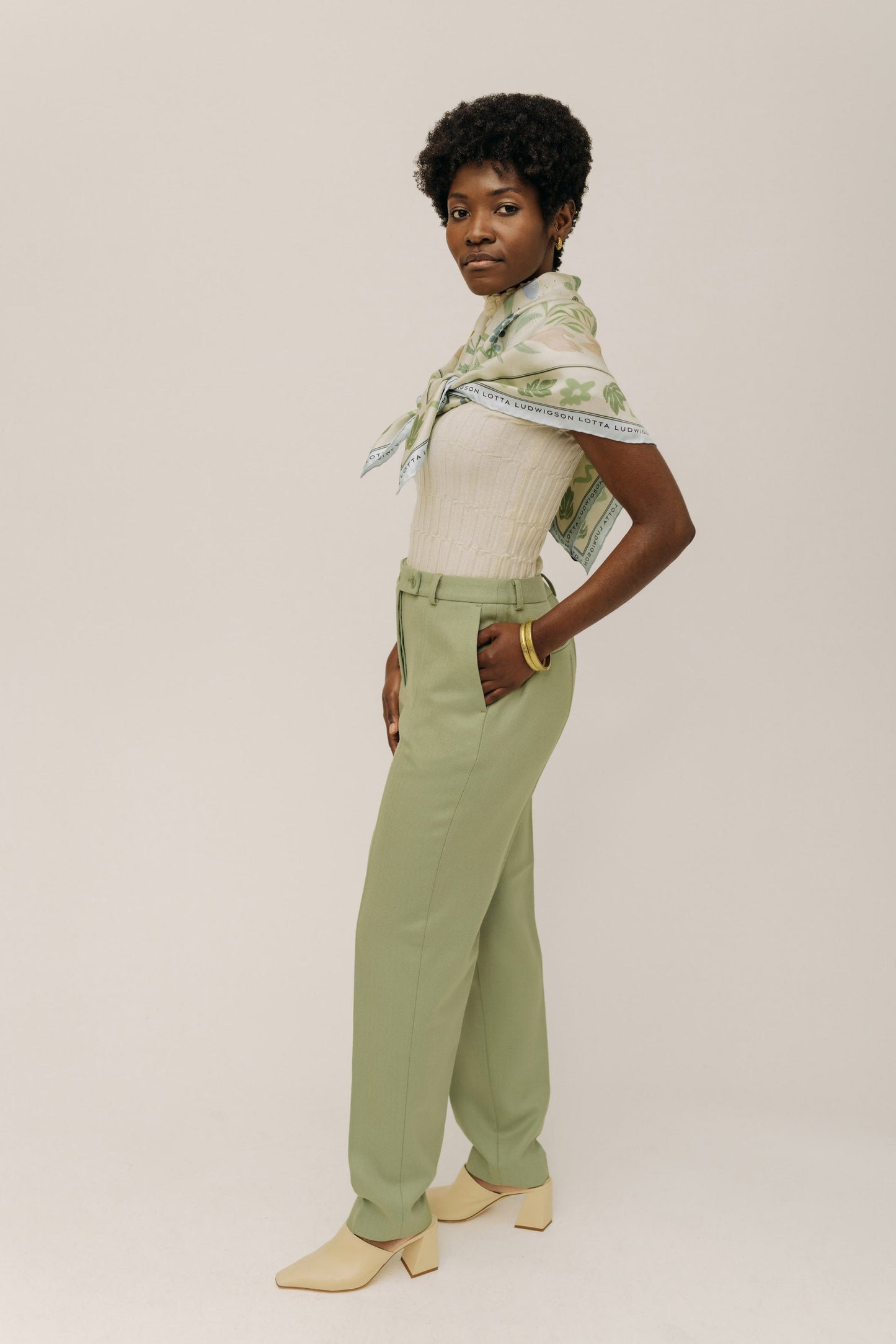 Seitenansicht der Hose in Sage Green von LOTTA LUDWIGSON - Komfort trifft auf nachhaltige Mode