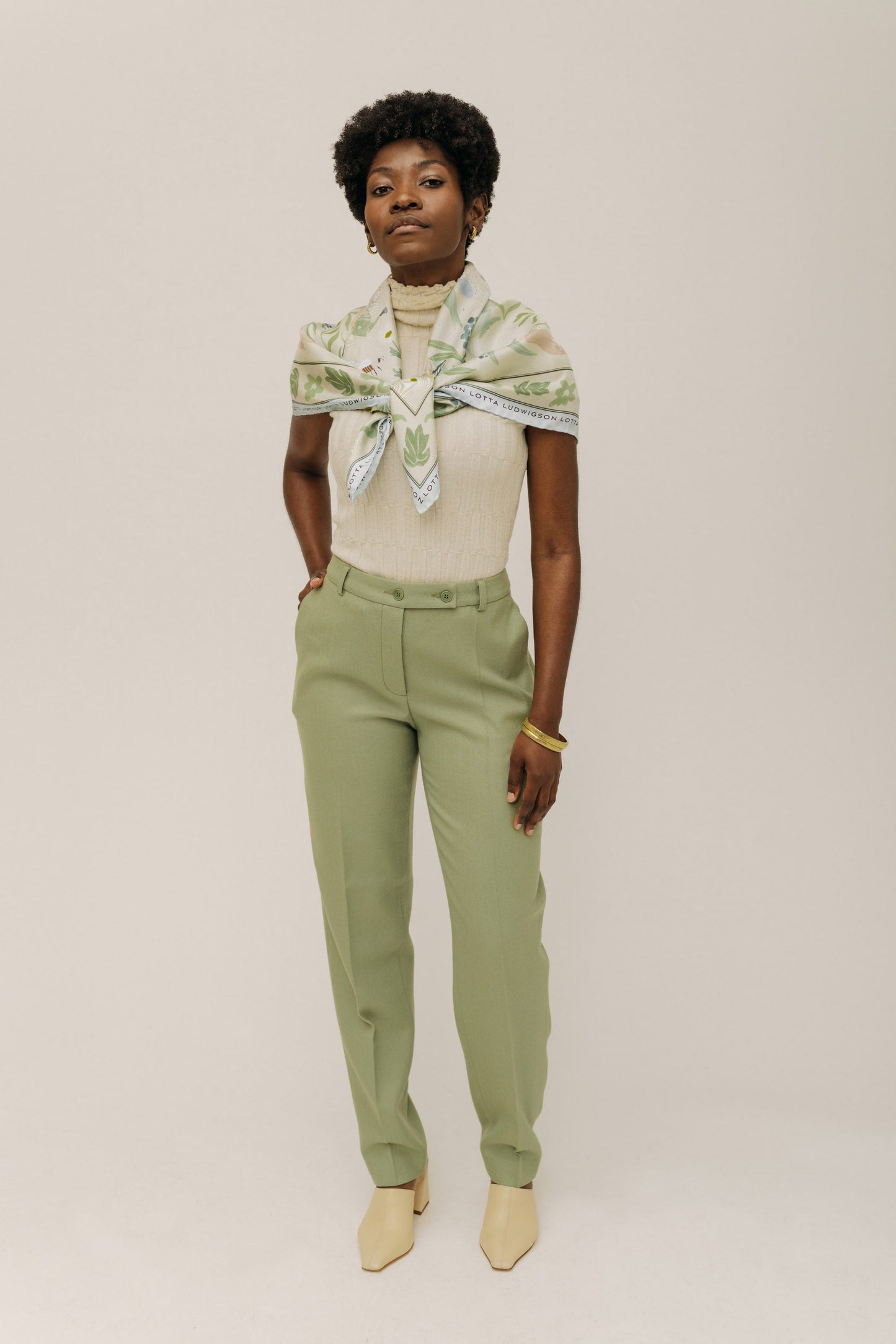 Vorderansicht der LOTTA LUDWIGSON Hose in Sage Green - Ein Symbol für Slow Fashion
