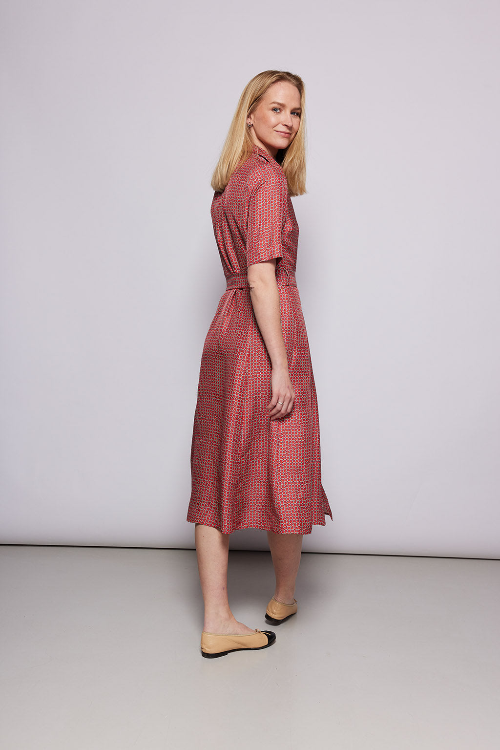 Detailansicht des NINA REIN Hemdblusenkleid in gemustertem Rot - Taschen für Funktionalität in Slow Fashion