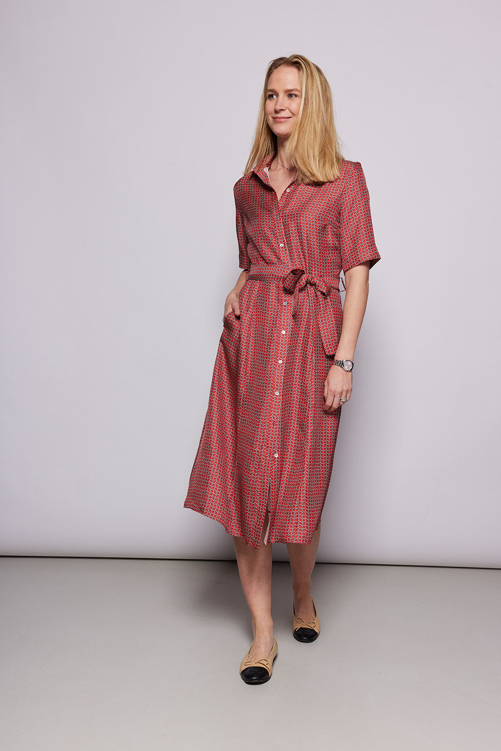 Zweite Frontansicht des NINA REIN Hemdblusenkleid in gemustertem Rot - Fair Fashion trifft auf Stil