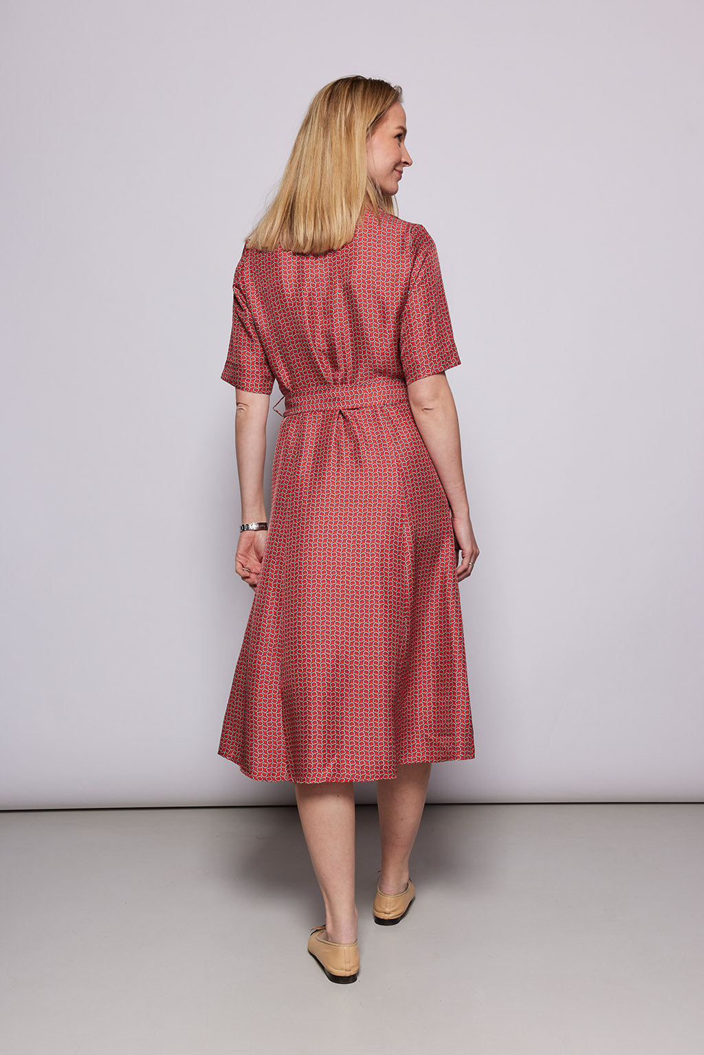 Rückansicht des NINA REIN Hemdblusenkleid in gemustertem Rot - Nachhaltige Mode in Vollendung