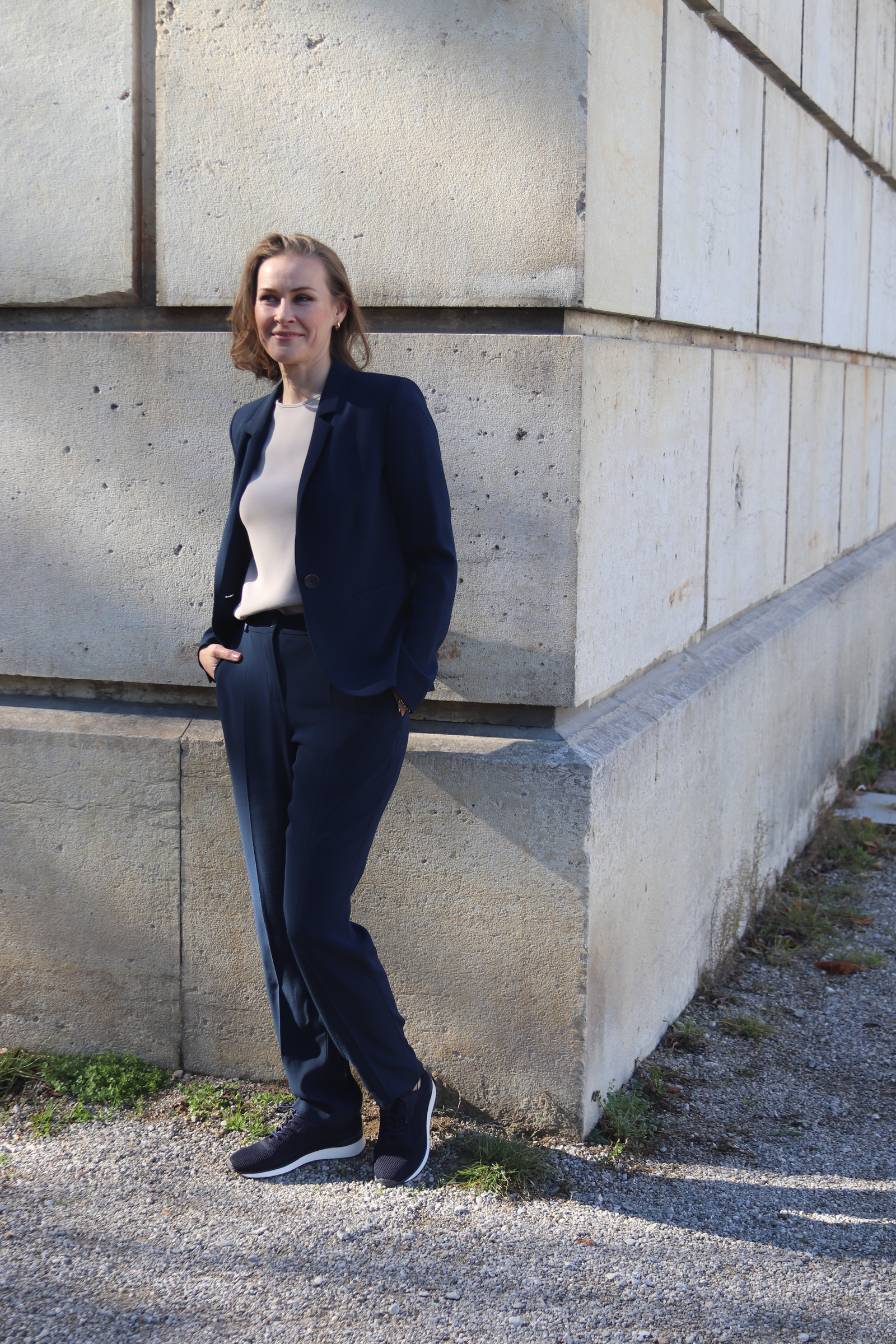 Detailansicht des schmalen Revers des NINA REIN Clare Blazers in navy - Fair Fashion