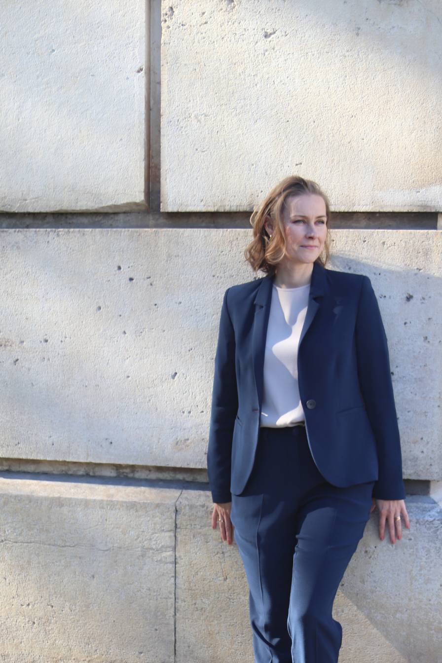 Seitenansicht des NINA REIN Clare Blazers in navy - Slow Fashion