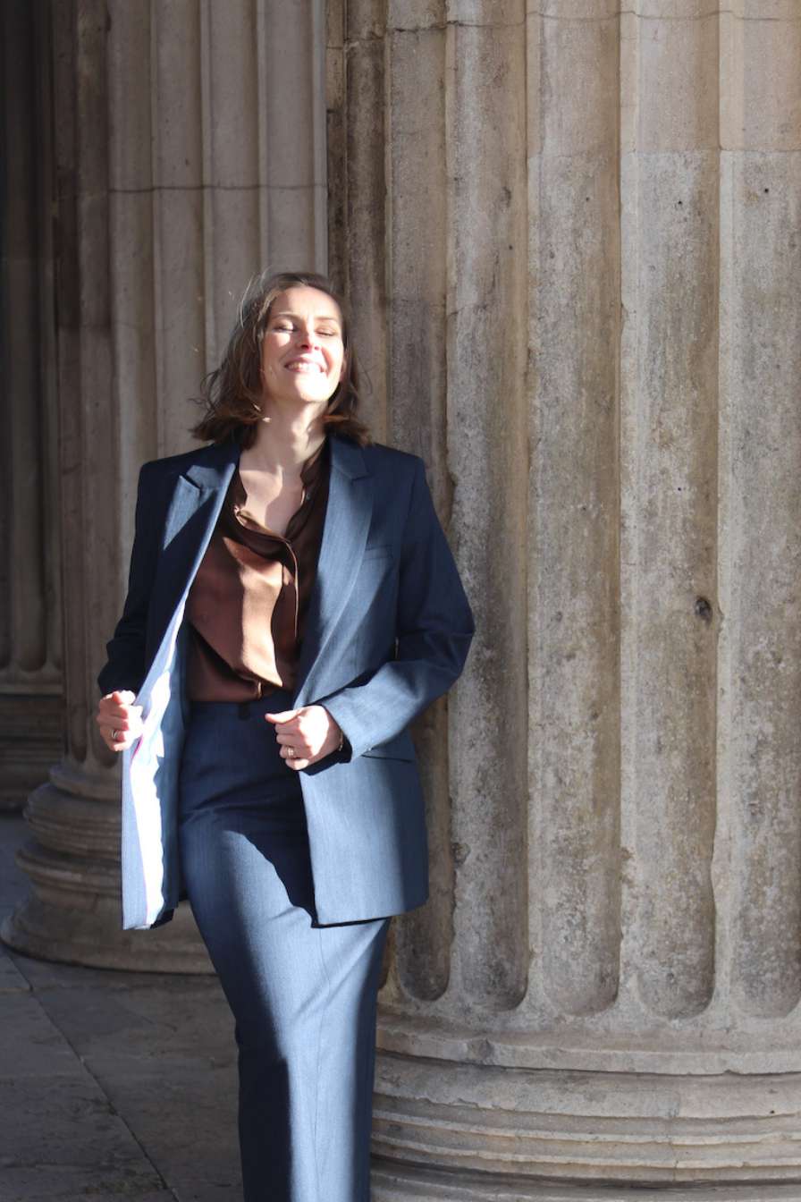 Geöffnete Vorderansicht des NINA REIN Ein-Knopf-Blazer in Navy, nachhaltiger Blazer, Slow Fashion