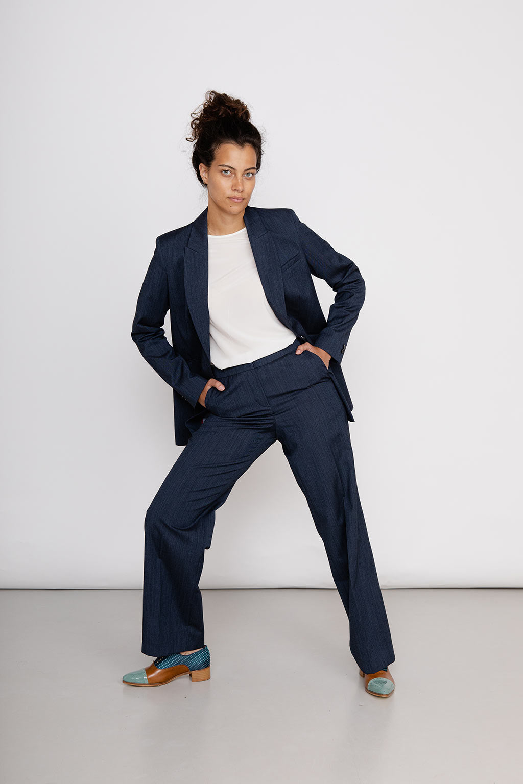 Komplettansicht des NINA REIN Ein-Knopf-Blazer in Navy, nachhaltiger Blazer, Slow Fashion
