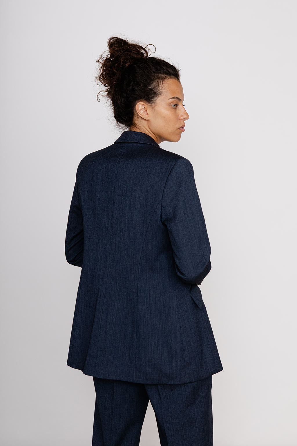 Rückenansicht des NINA REIN Ein-Knopf-Blazer in Navy, nachhaltiger Blazer, Slow Fashion