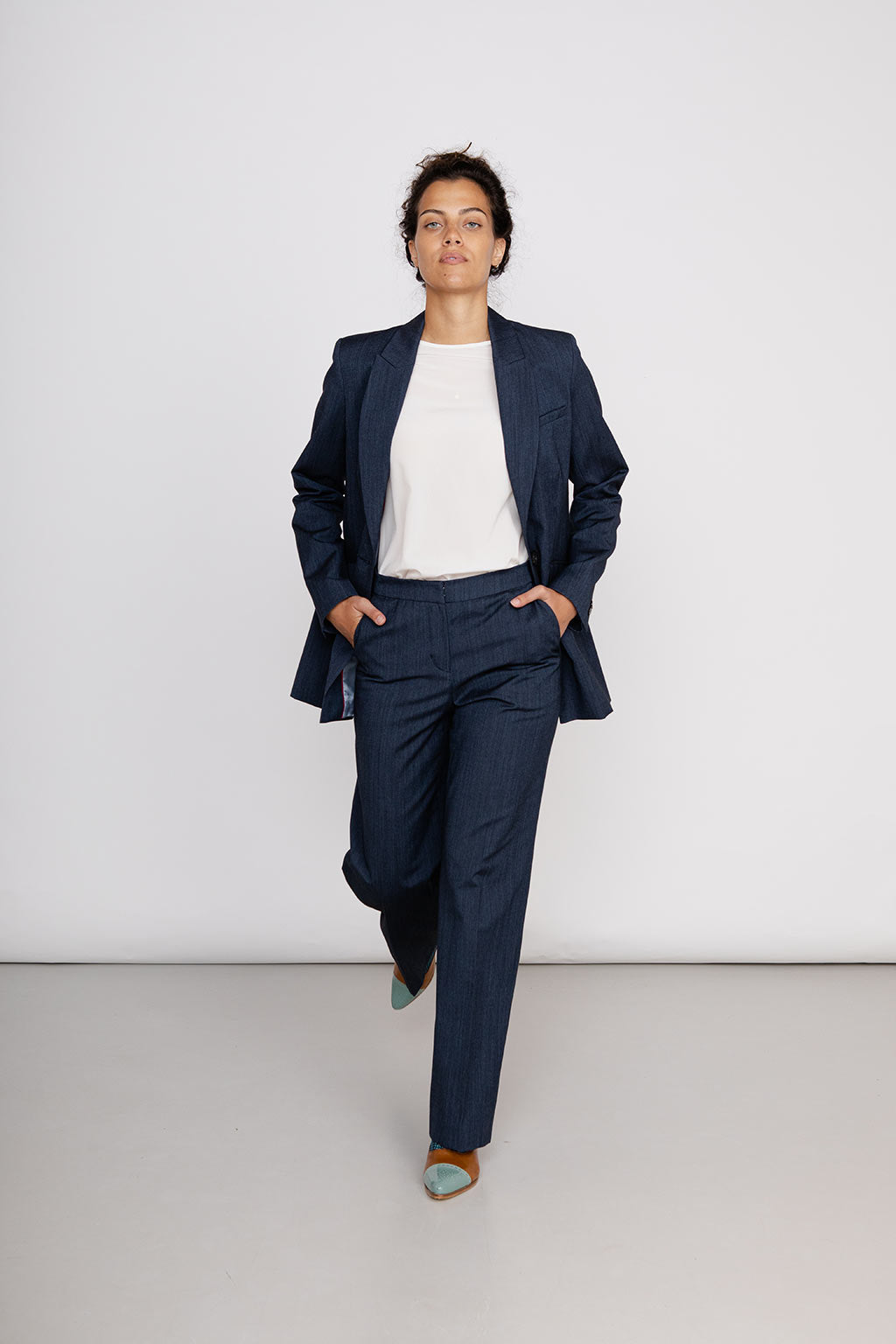 Dynamische Ansicht des NINA REIN Ein-Knopf-Blazer in Navy, nachhaltiger Blazer, Slow Fashion