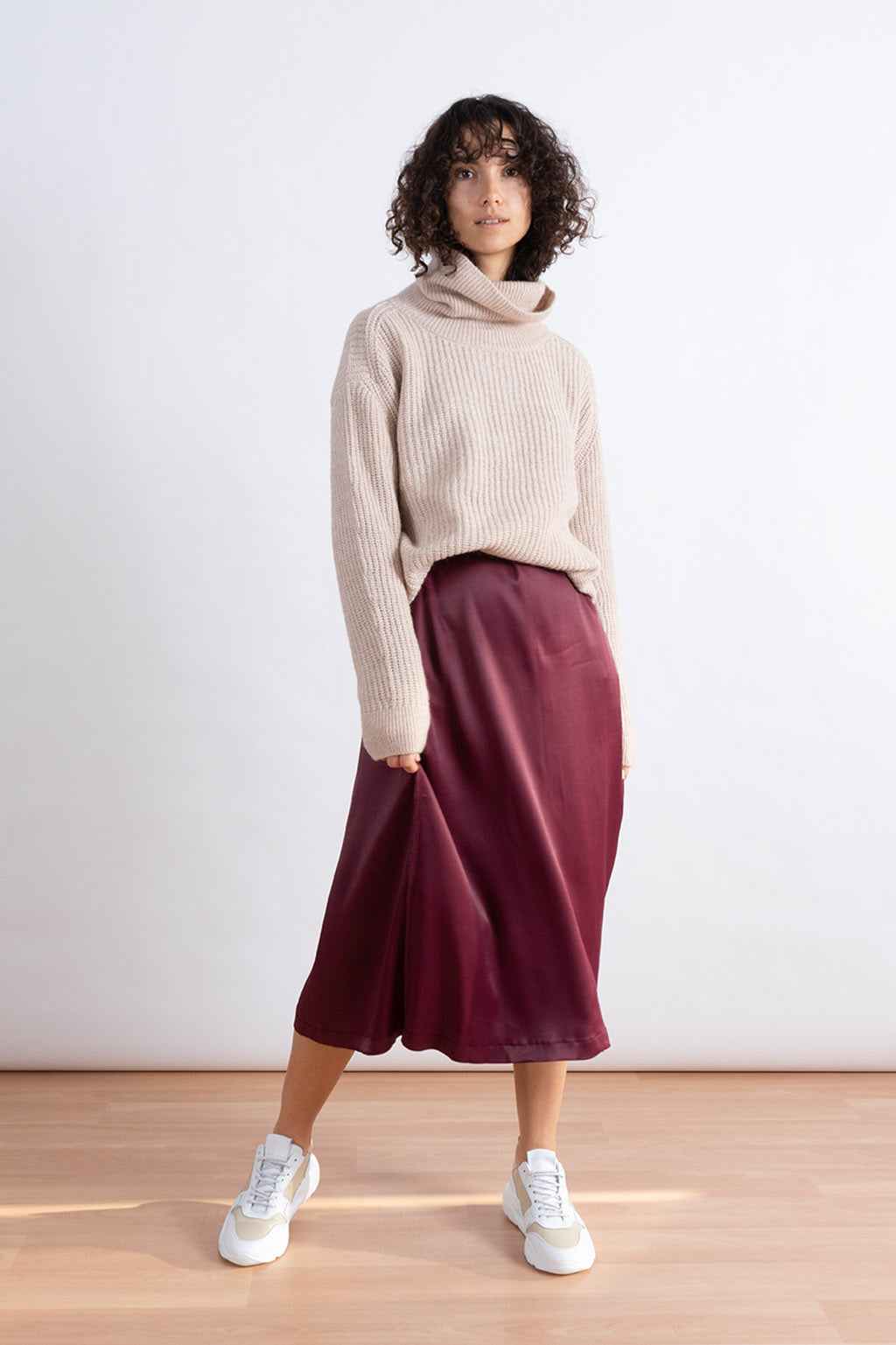 NINA REIN nachhaltiges Midi-Kleid in Burgundy, Vorderansicht, Slow Fashion, elegantes nachhaltiges Kleid mit Pullover