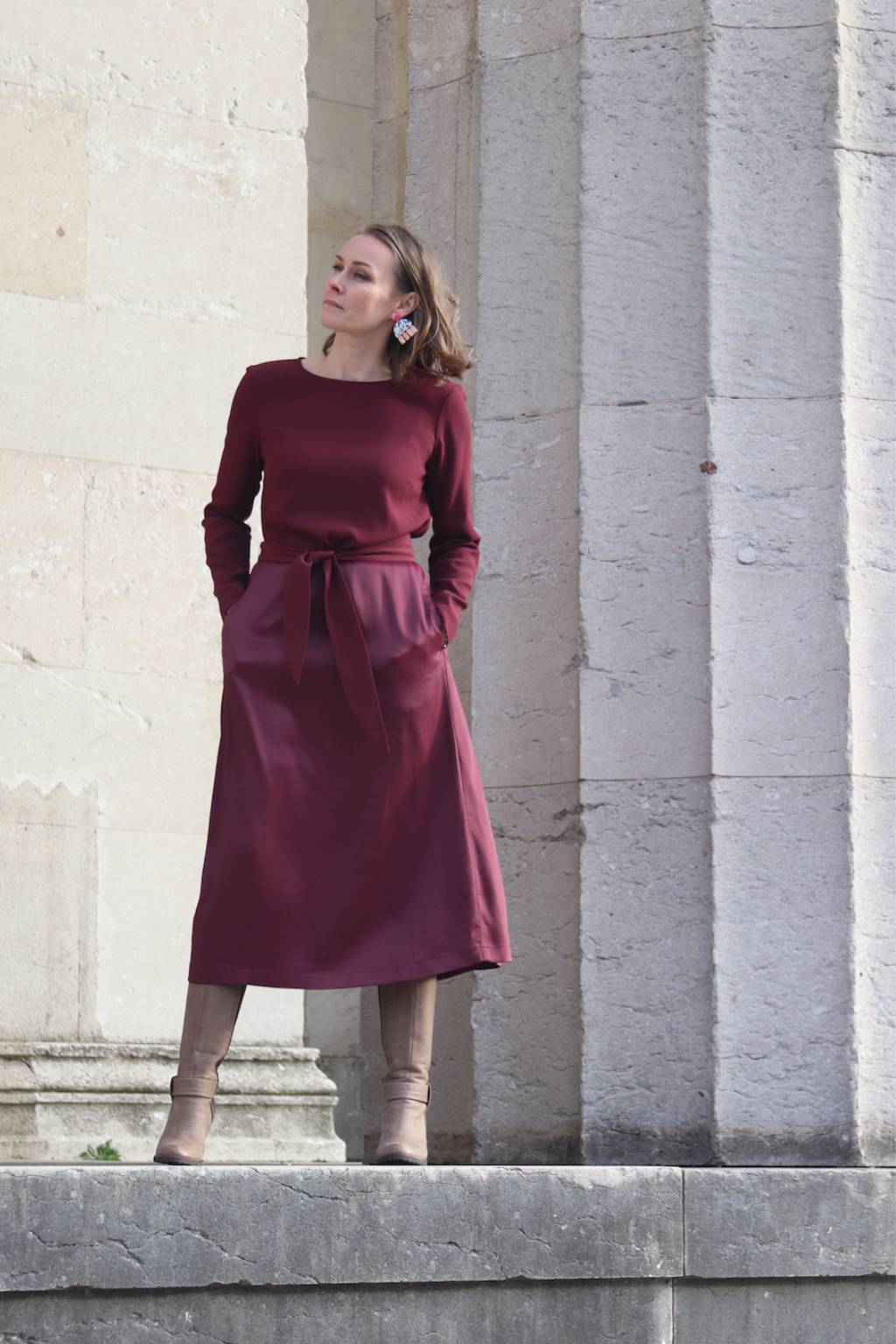 Tragebild NINA REIN nachhaltiges Midi-Kleid in Burgundy, Vorderansicht, Slow Fashion, elegantes nachhaltiges Kleid