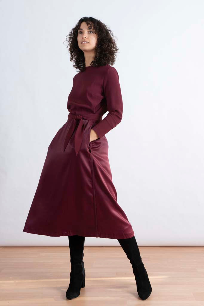 Tragebild NINA REIN nachhaltiges Midi-Kleid in Burgundy, Vorderansicht, Slow Fashion, elegantes nachhaltiges Kleid