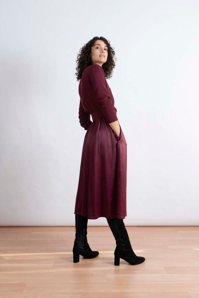 Seitenansicht NINA REIN nachhaltiges Midi-Kleid in Burgundy,, Slow Fashion, elegantes nachhaltiges Kleid