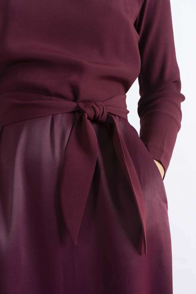 Detailansicht NINA REIN nachhaltiges Midi-Kleid in Burgundy, Vorderansicht, Slow Fashion, elegantes nachhaltiges Kleid