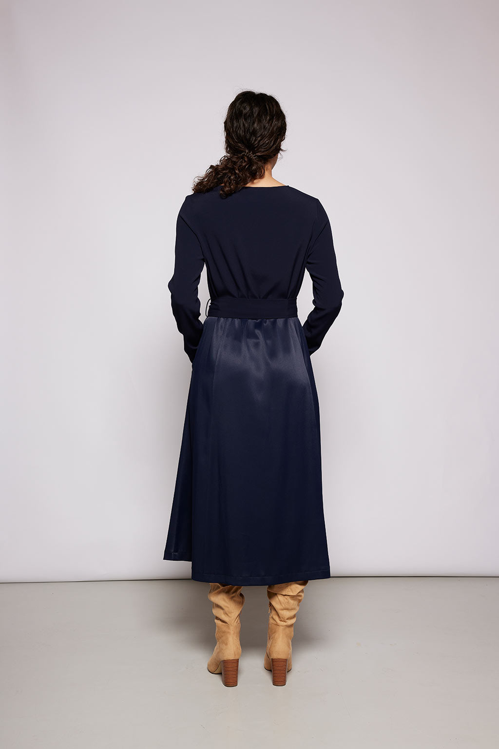Rückansicht des navyfarbenen Midi-Kleids von NINA REIN - Nachhaltige Mode mit einem Hauch von Luxus
