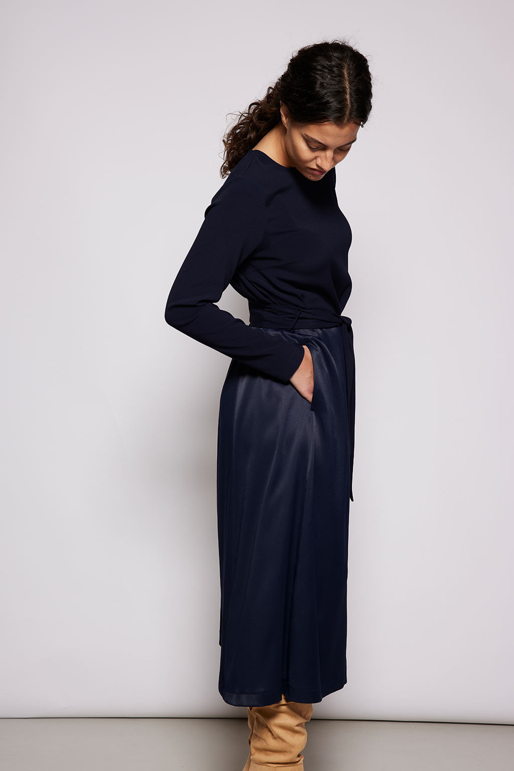 Seitenansicht des navyfarbenen Midi-Kleids von NINA REIN - Fair Fashion, die Bewegungsfreiheit verspricht