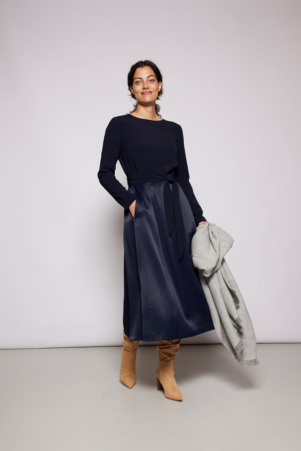 Alternative Vorderansicht des navyfarbenen Midi-Kleids von NINA REIN - Fair Fashion in seiner schönsten Form