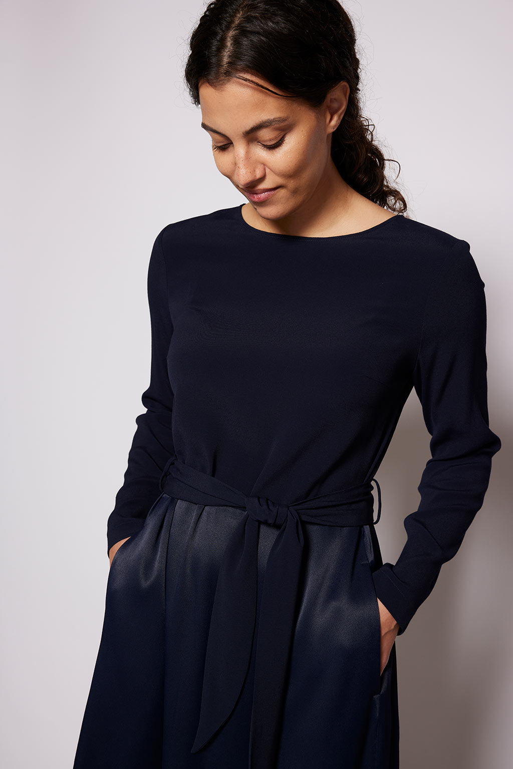 Detailaufnahme des Bindegürtels am navyfarbenen Midi-Kleid von NINA REIN - Elegante Akzente in nachhaltiger Mode