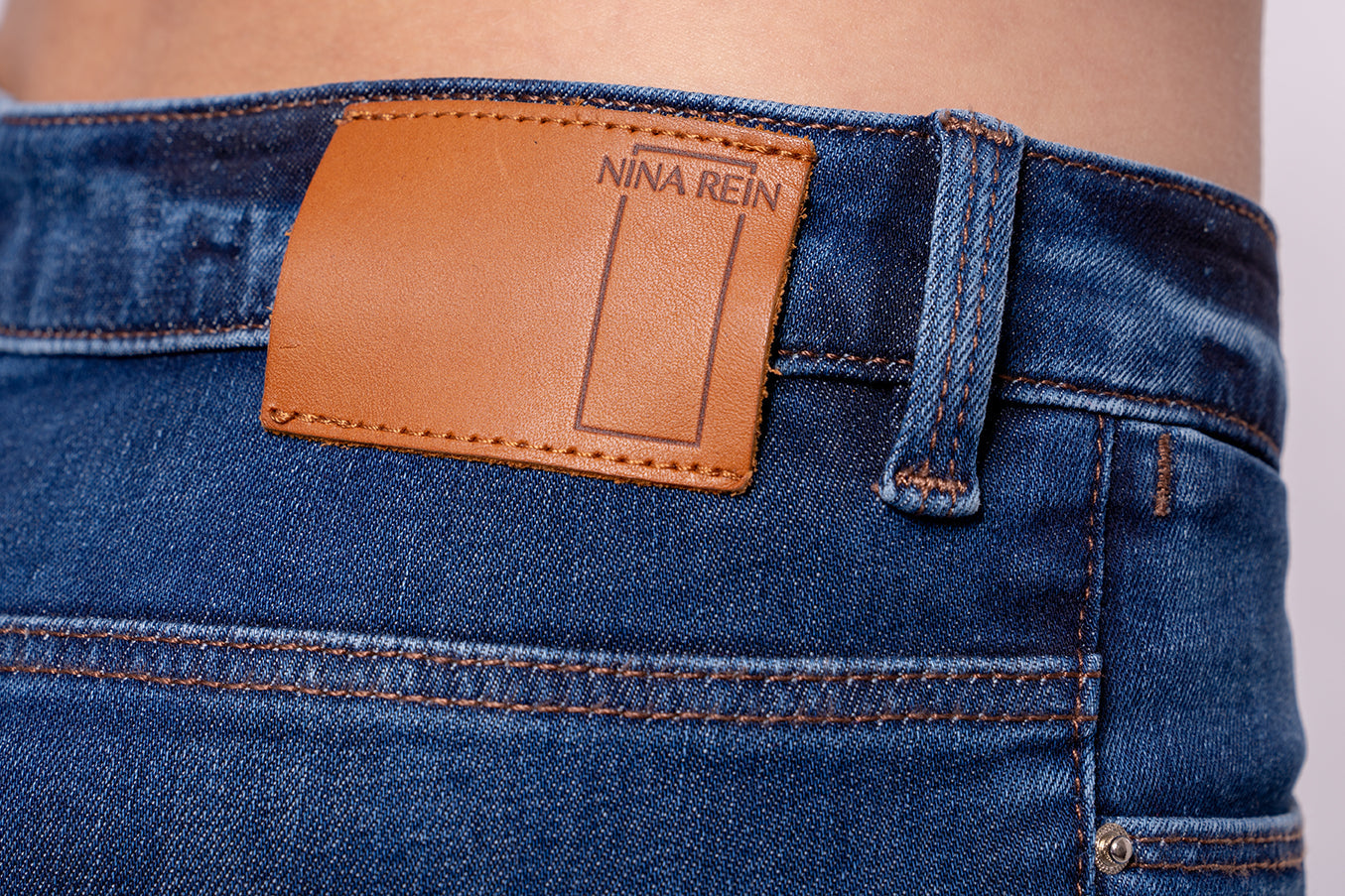 Tag der NINA REIN Bio-Baumwolljeans in Blau, Slow Fashion, nachhaltige Jeans