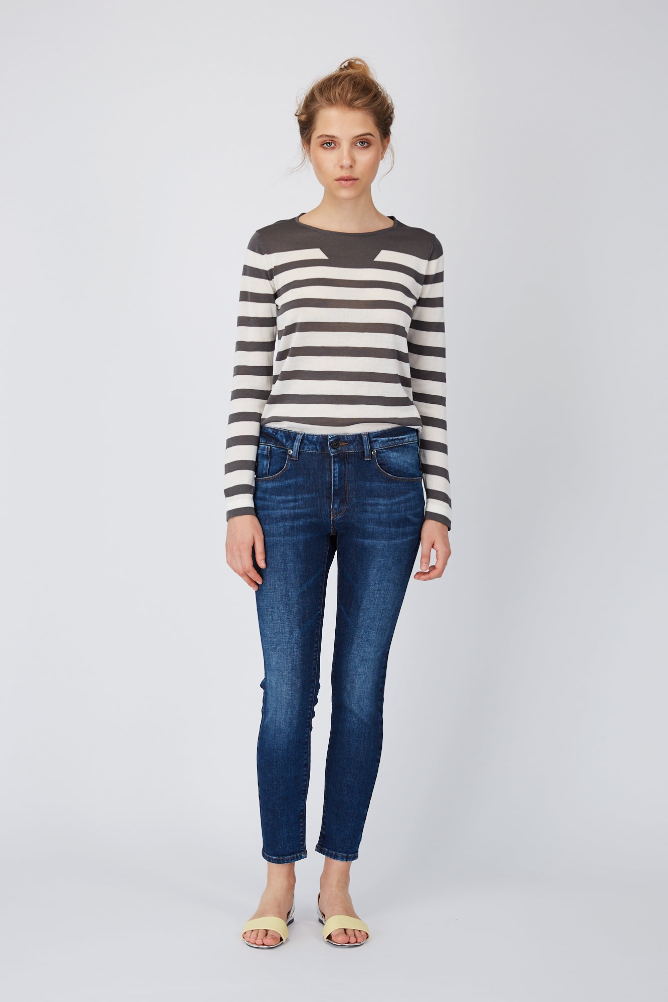 Vorderansicht der NINA REIN Bio-Baumwolljeans in Blau, Slow Fashion, nachhaltige Jeans, modell stehend