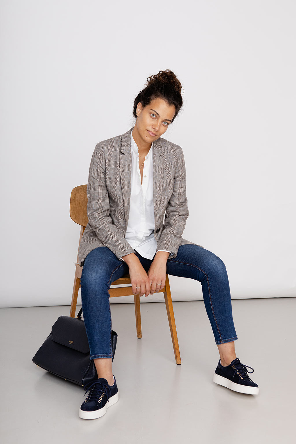 Vorderansicht der NINA REIN Bio-Baumwolljeans in Blau, Slow Fashion, nachhaltige Jeans, modell sitzend