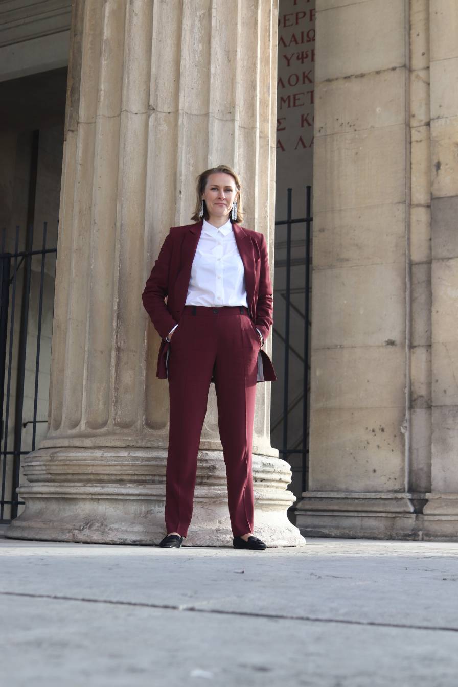 NINA REIN präsentiert: Weiße, nachhaltig produzierte Hemdbluse, perfekt für den Büroalltag und darüber hinaus, symbolisiert Slow Fashion Bewegung.