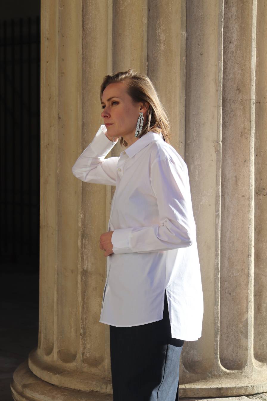 Detailblick auf die hochwertige Verarbeitung der NINA REIN weißen Bluse, ein Must-have für die nachhaltige Business-Garderobe