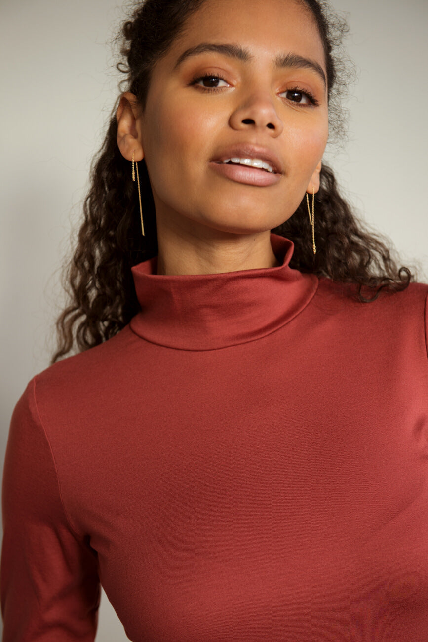 SETERY präsentiert das anschmiegsame Langarmshirt mit Rollkragen in Rosewood für Slow Fashion Liebhaber.