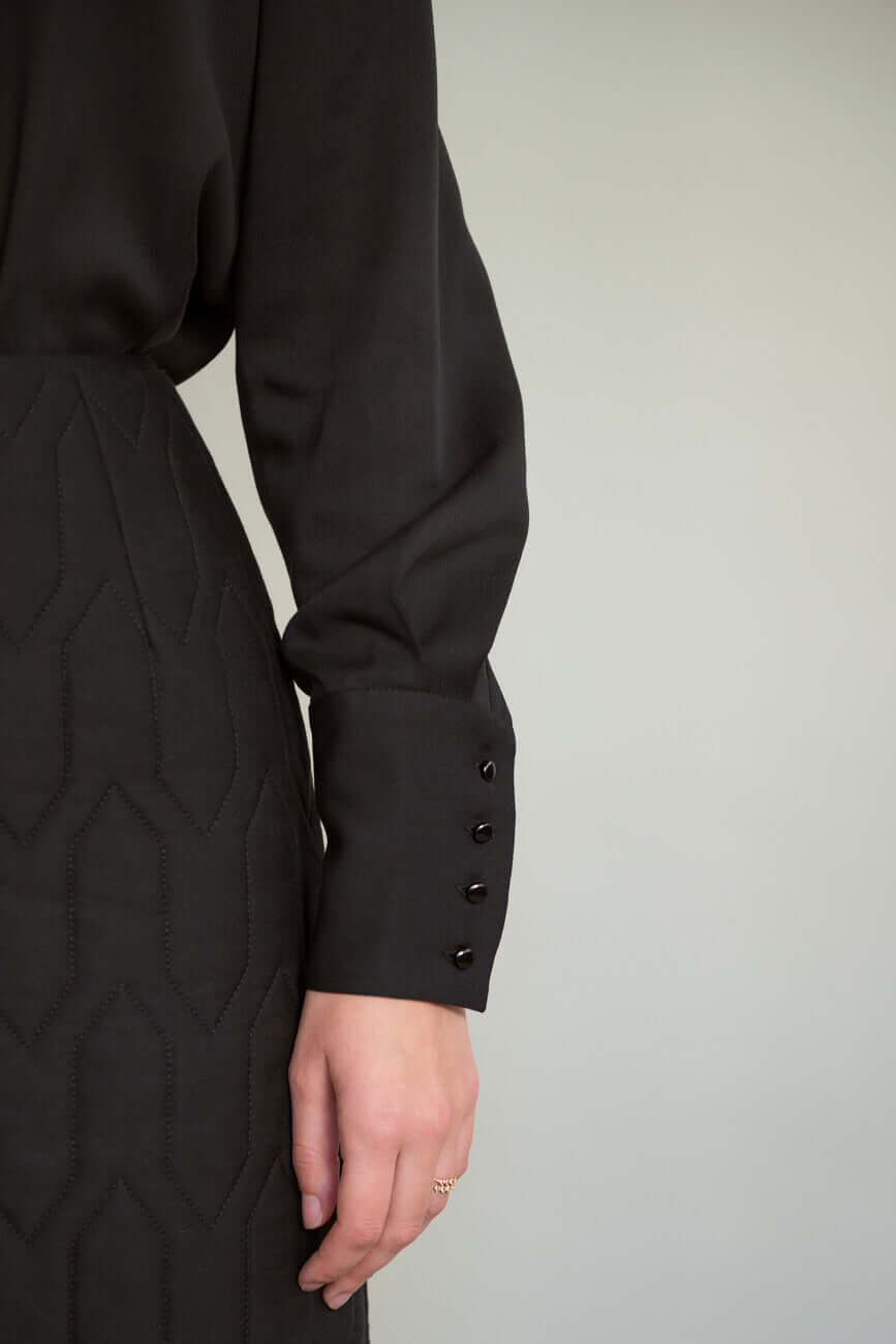 SETERY: Komfortable und nachhaltige Bluse mit Oversize-Kragen in Schwarz.