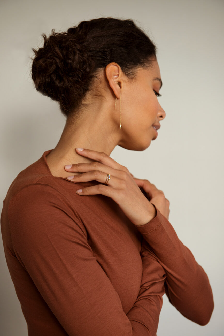 SETERY präsentiert das elegante Langarmshirt mit raffiniertem Ausschnitt in Bronze für Slow Fashion Liebhaber.