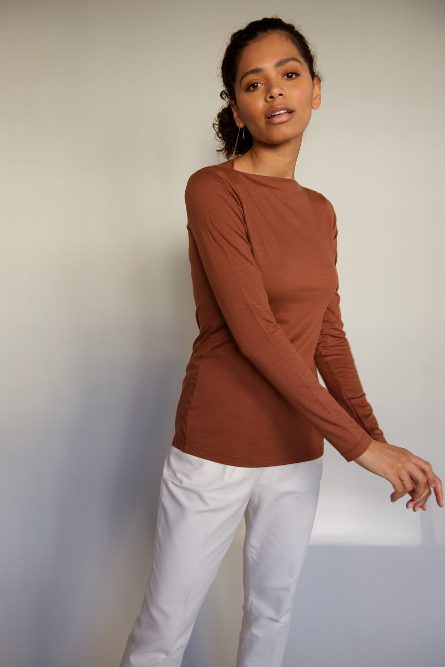 Elegantes Langarmshirt mit raffiniertem Ausschnitt in Bronze von SETERY für stilbewusste Träger.