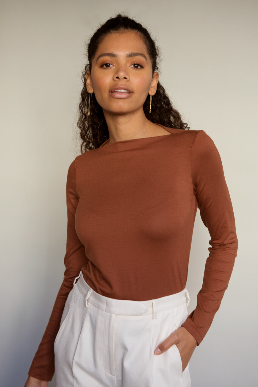 SETERY: Komfortables und nachhaltiges elegantes Langarmshirt mit raffiniertem Ausschnitt in Bronze.
