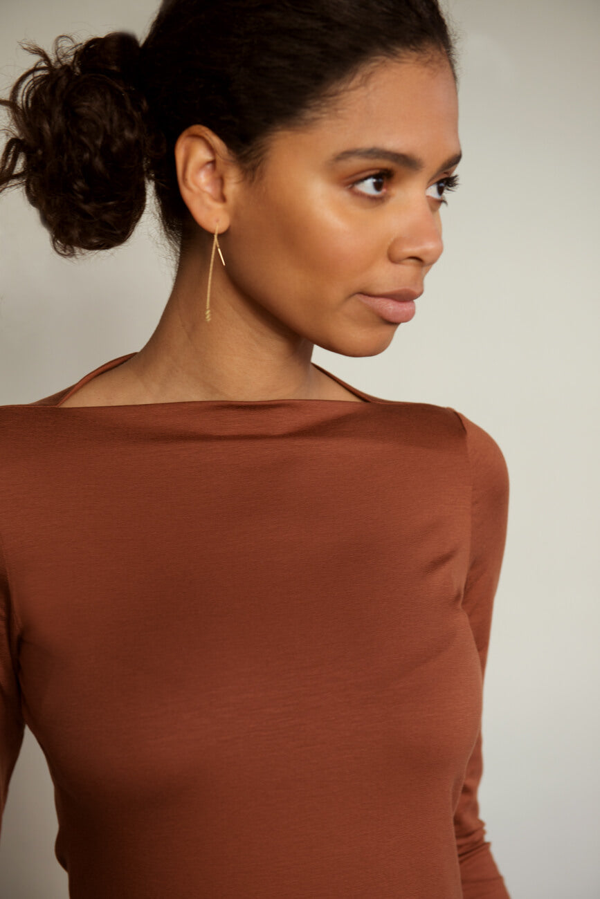 Fair Fashion Highlight: Elegantes Langarmshirt mit raffiniertem Ausschnitt in Bronze von SETERY.