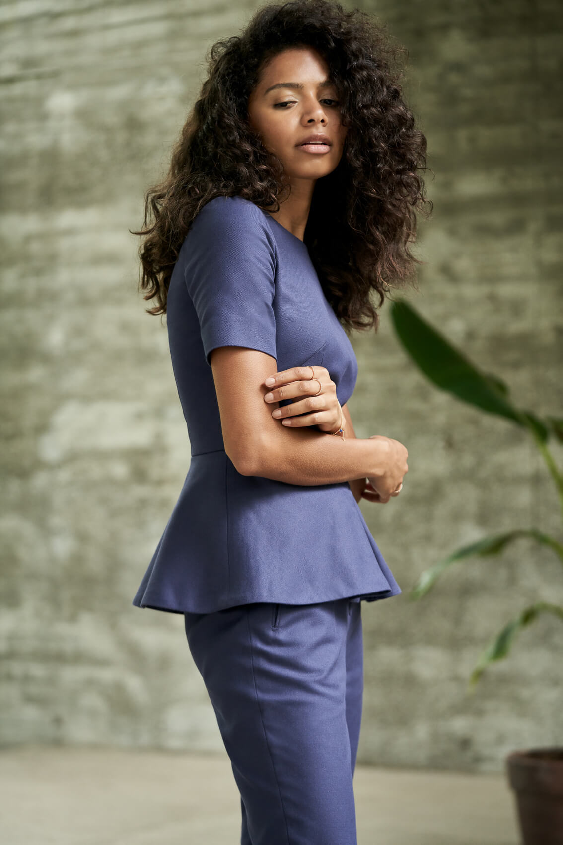 SETERY präsentiert das Schößchenoberteil aus Bio-Baumwoll-Twill in Dunkelblau für stilbewusste Träger.