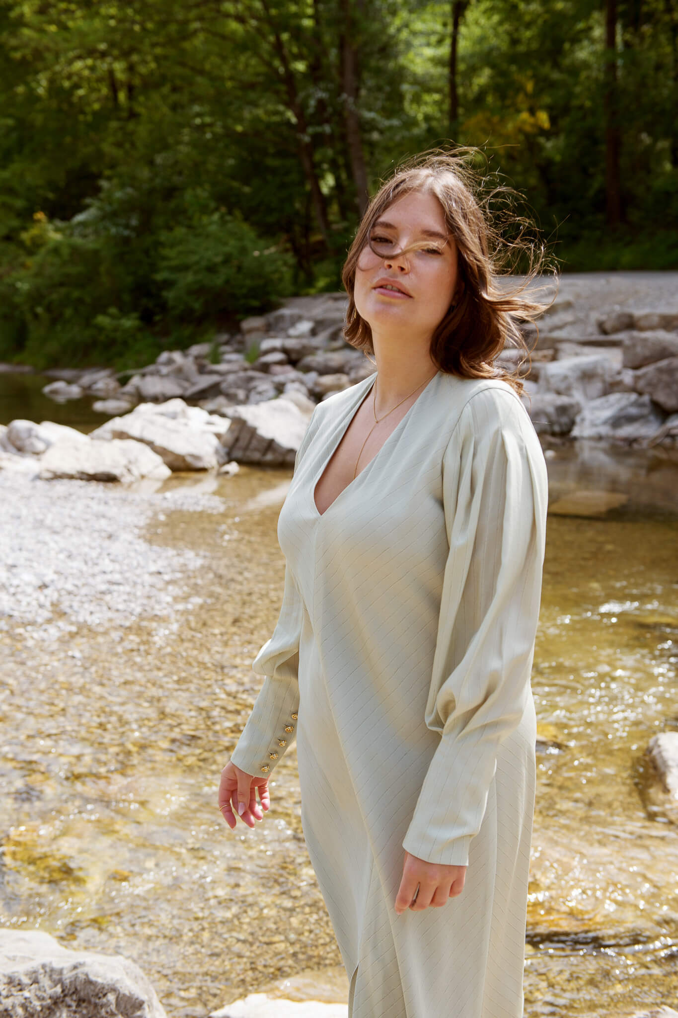 SETERY präsentiert das elegante Langarmshirt mit raffiniertem Ausschnitt in Rosewood für Slow Fashion Liebhaber.