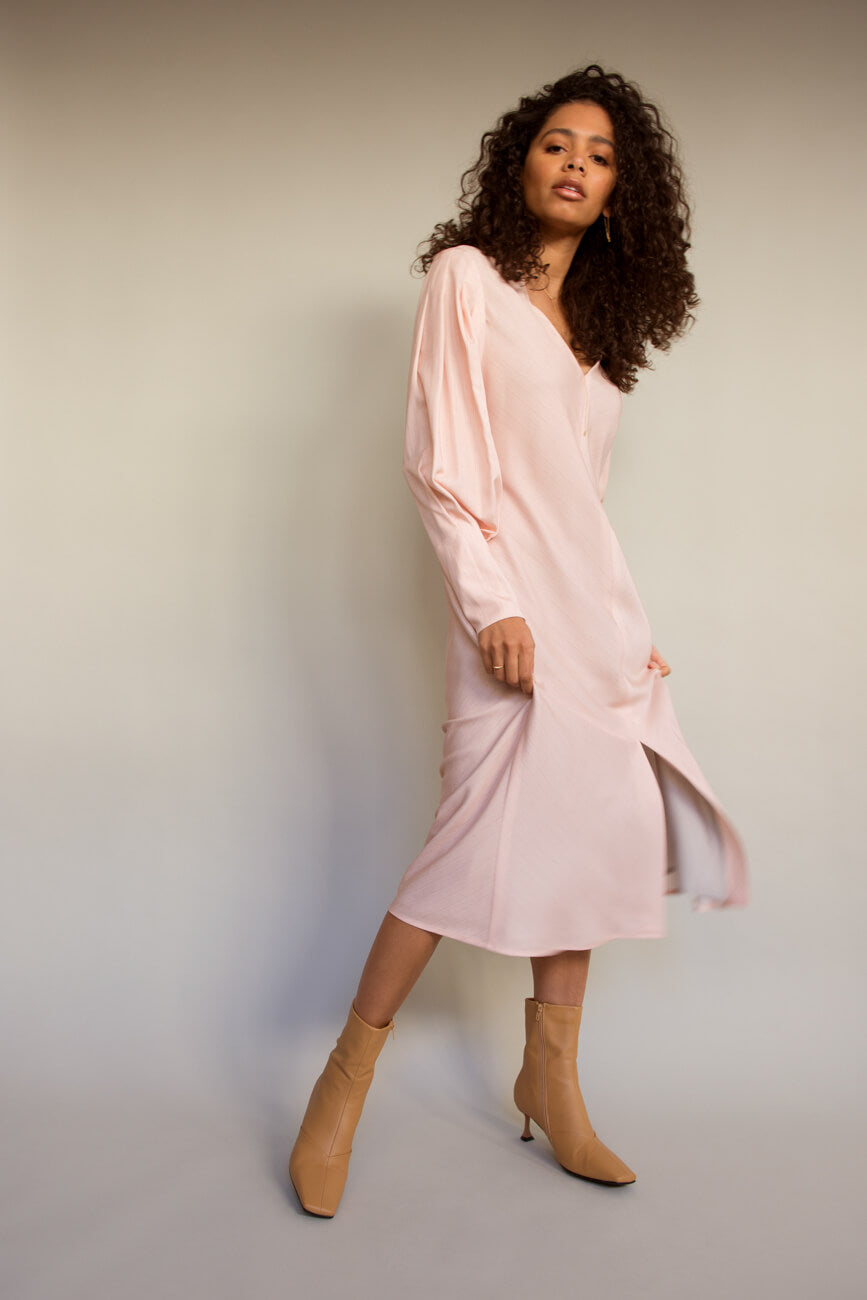 Stilvolles und luxuriöses Midi-Kleid mit Art Print Strawberry Creme von SETERY.
