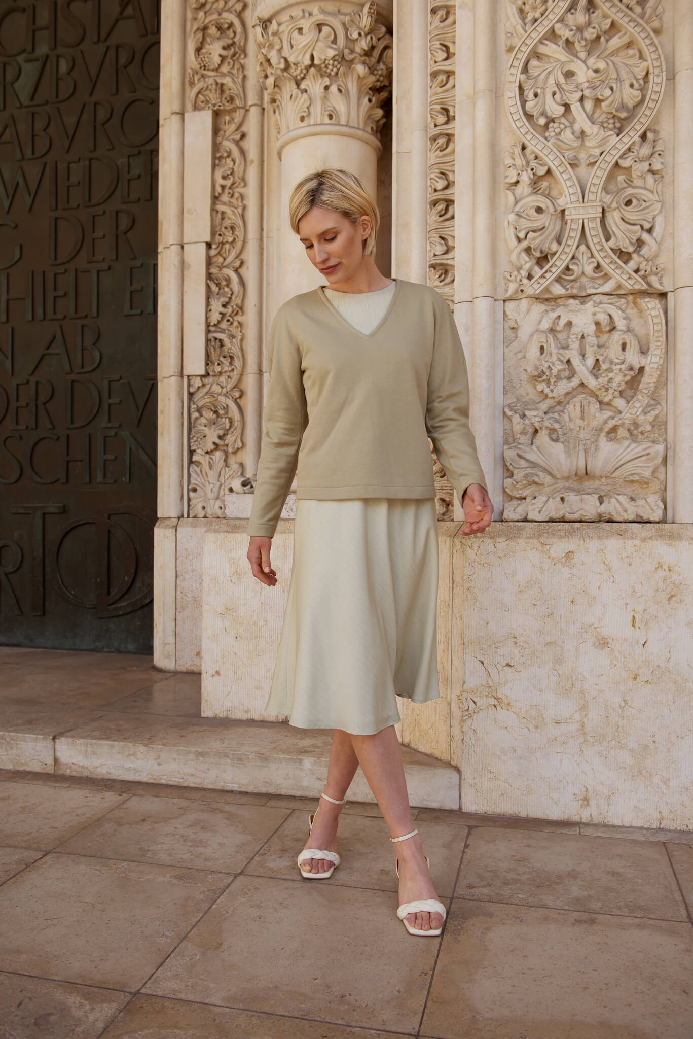 Fair Fashion Highlight: Weiches Sweatshirt mit V-Ausschnitt in Dirty Martini von SETERY.