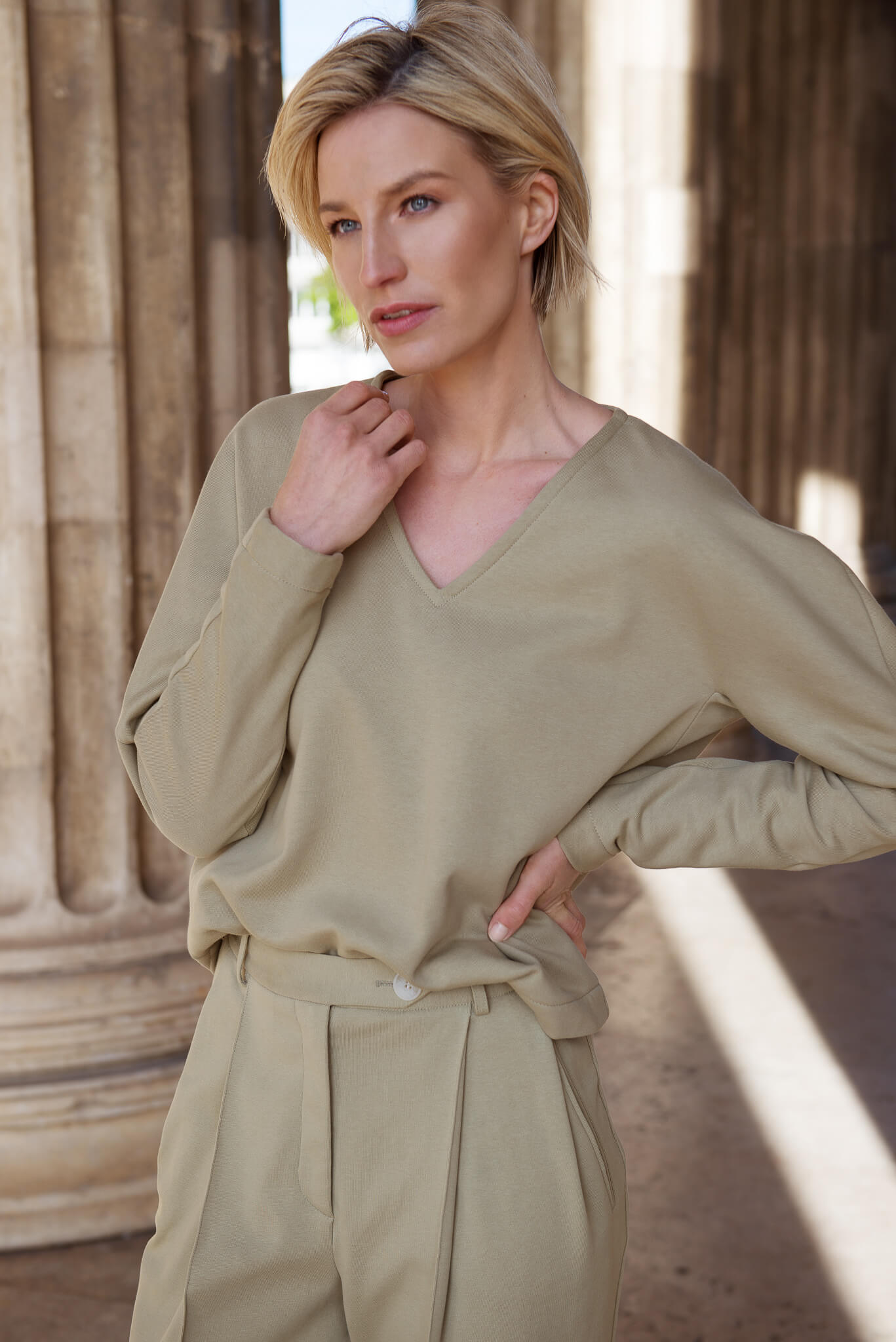 SETERY präsentiert das nachhaltige Sweatshirt mit V-Ausschnitt in Dirty Martini für entspannte Outfits.