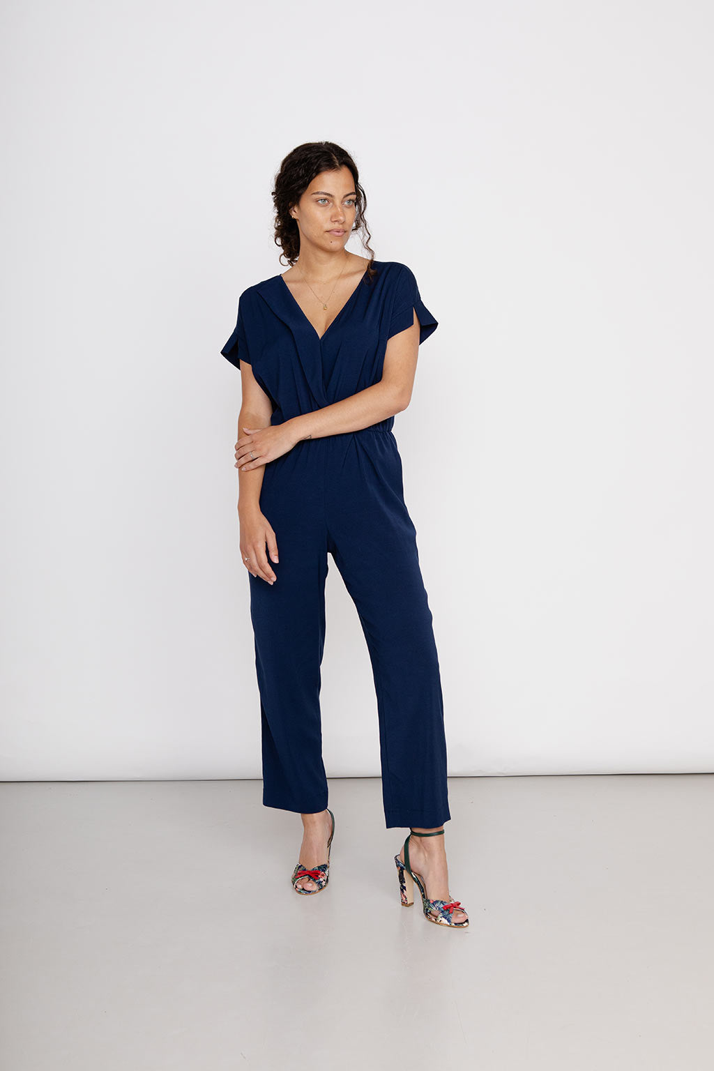 Nachhaltiger blauer Jumpsuit von NINA REIN mit Oeko-Tex Zertifikat, vereint Eleganz mit umweltbewusster Herstellung.