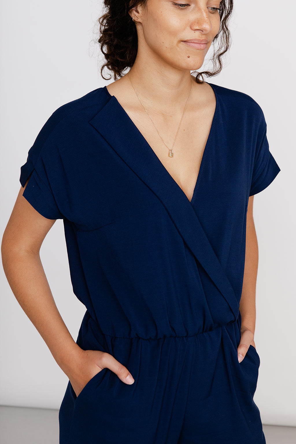 Eleganter Navy Jumpsuit von NINA REIN, gefertigt aus zertifiziert nachhaltigen Materialien, setzt neue Maßstäbe in der nachhaltigen Mode.