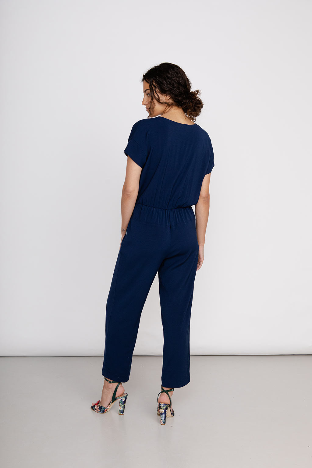 NINA REIN's nachhaltiger Jumpsuit in Navy, perfekt für Anhänger von Slow Fashion, bietet Komfort und Stil aus umweltfreundlicher Produktion.