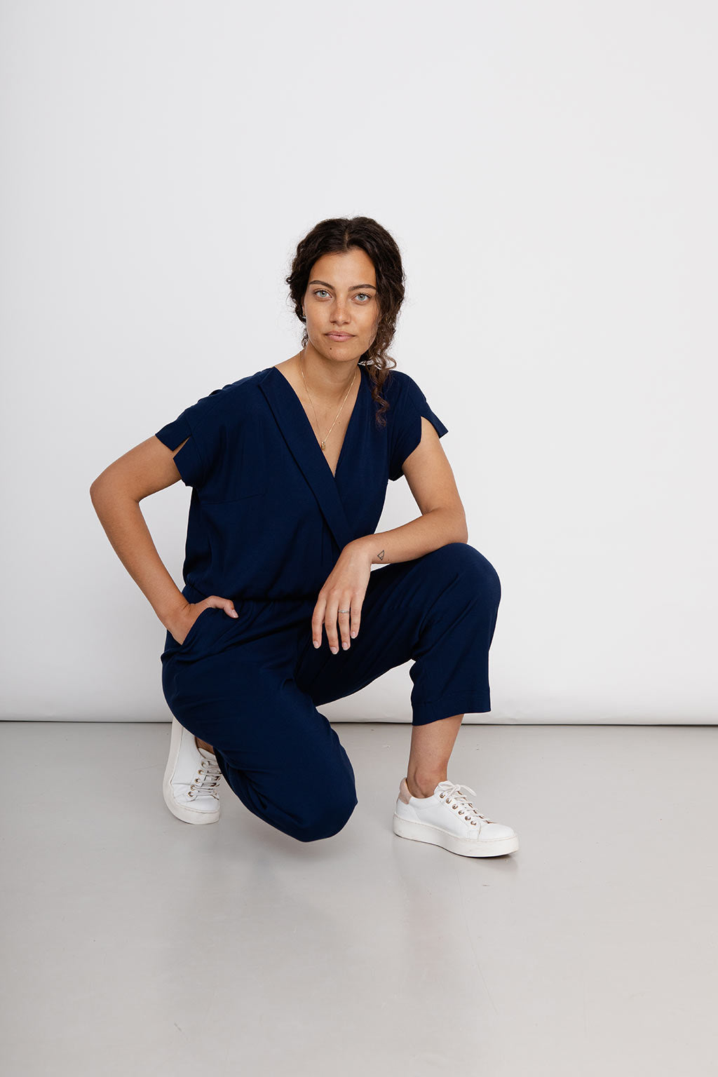 Der nachhaltige Jumpsuit von NINA REIN in fließender Form, verbindet nachhaltige Mode und Slow Fashion mit französischer Stoffqualität.