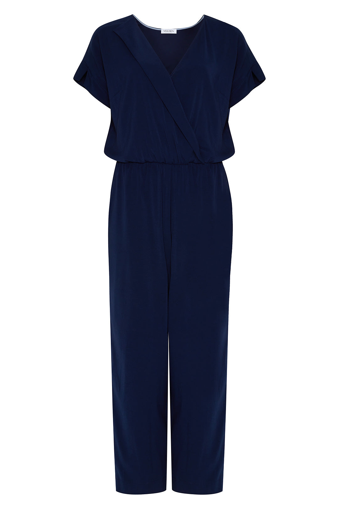 Slow Fashion trifft auf nachhaltigen Luxus: Der blaue Jumpsuit von NINA REIN mit schrägen Eingriffstaschen und verkürztem Bein, aus nachhaltiger Forstwirtschaft.