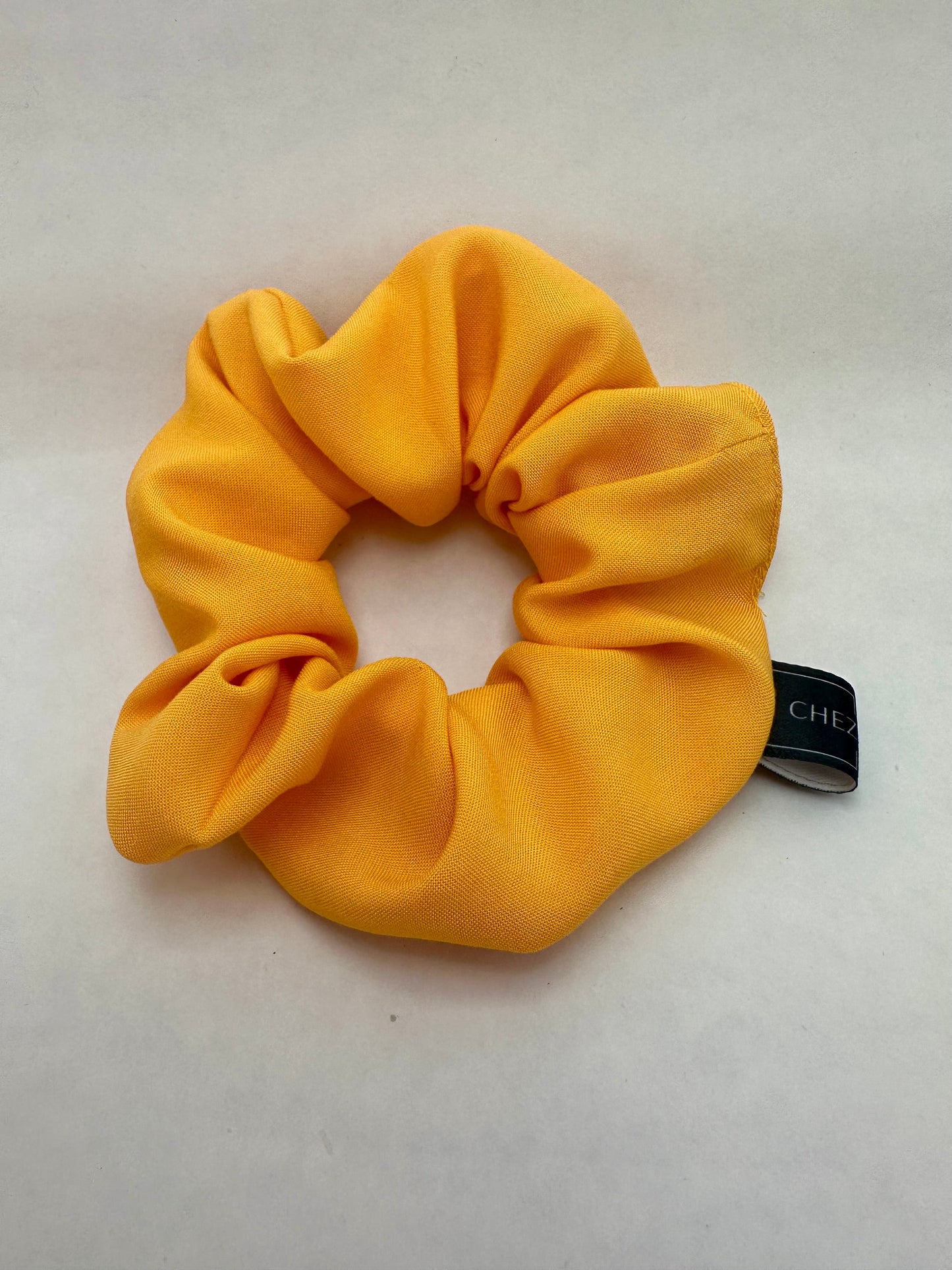 Stilvoller nachhaltiger Scrunchie von CHEZ HELENE in sonnengelb, Slow Fashion, ethisch hergestellte Mode