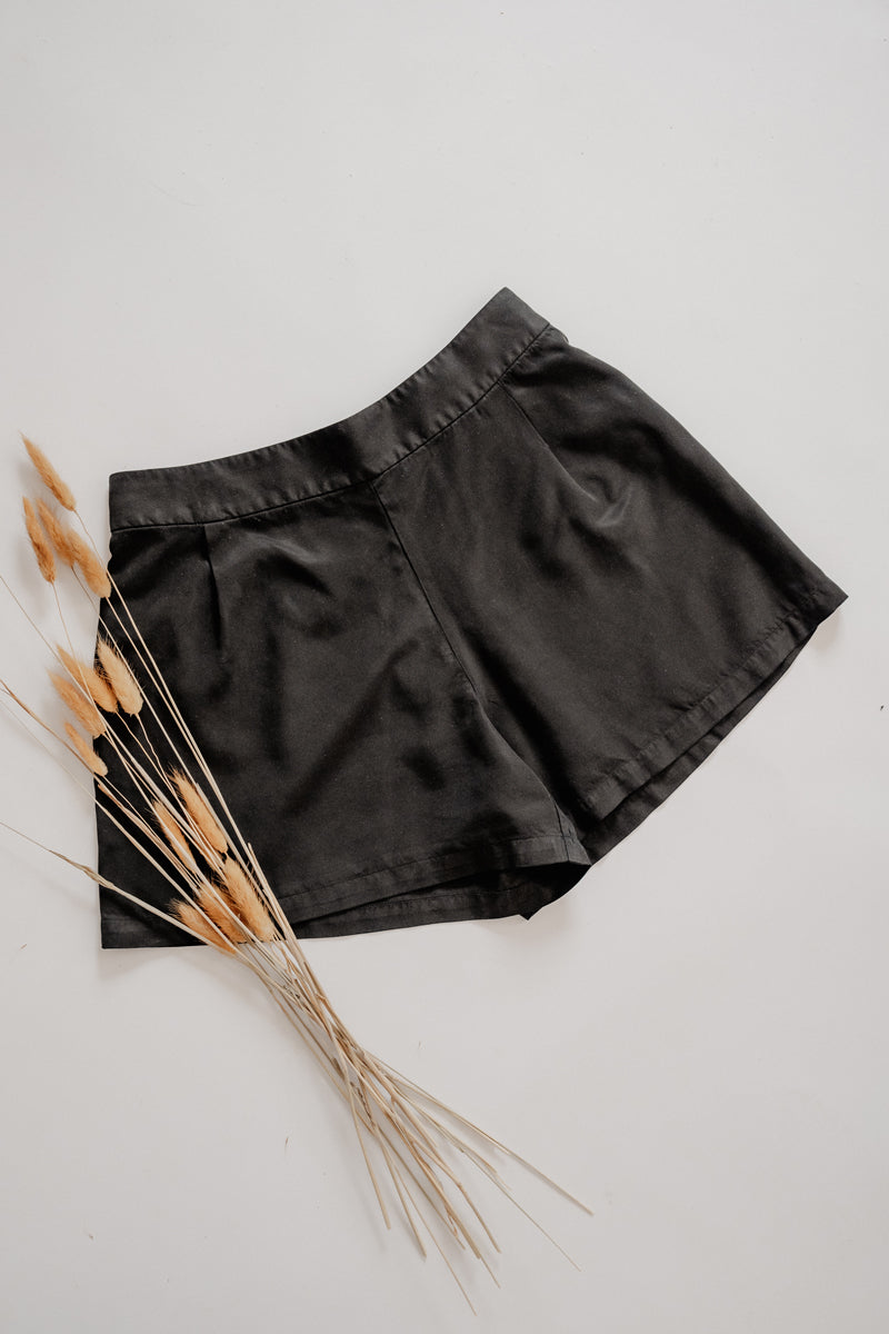 Schwarze nachhaltige Stoff-Shorts von Marenika, Fair Fashion, ethische Mode